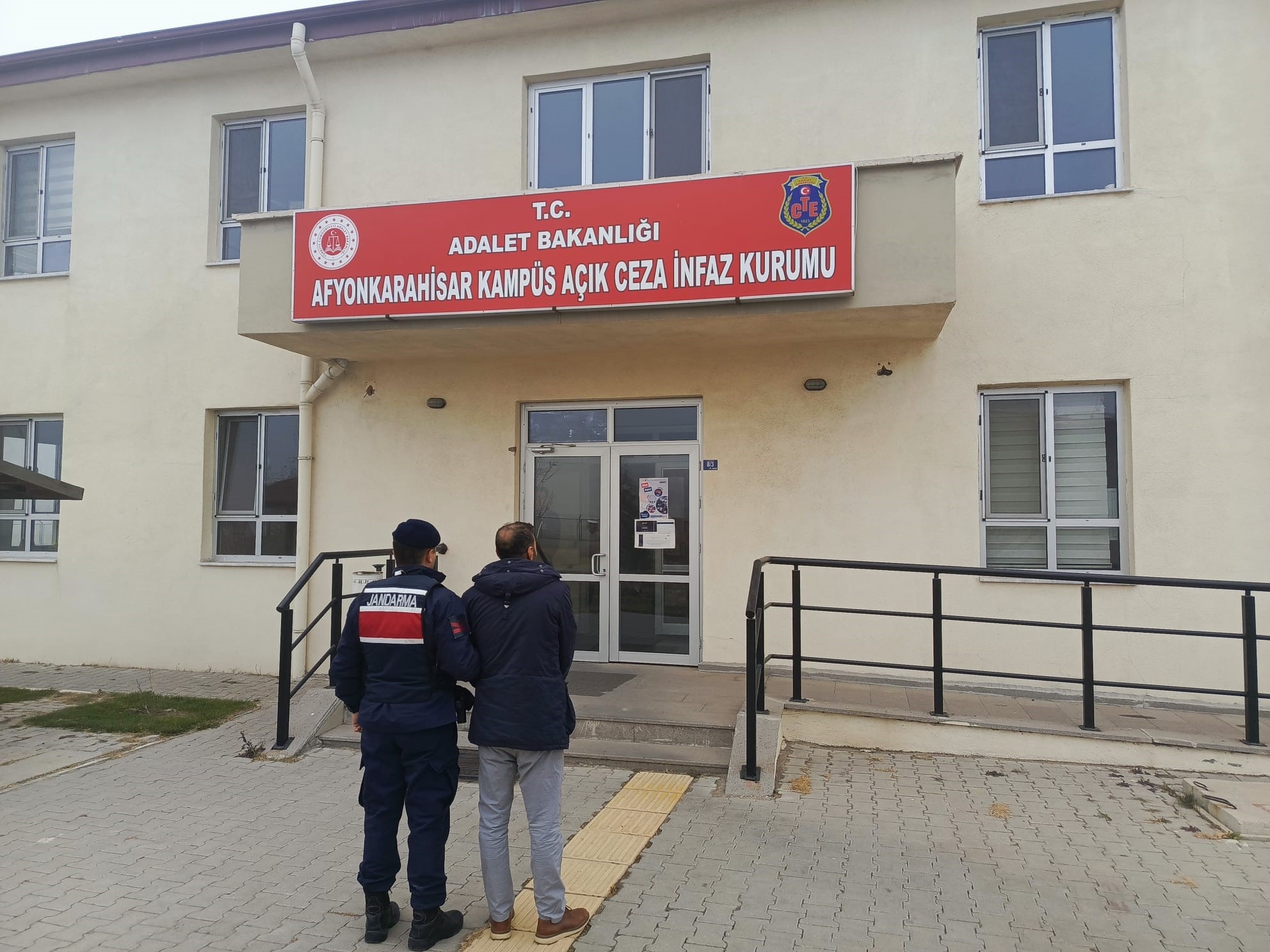 Afyonkarahisar’da 15 Yıl Hapisle Aranan Uyuşturucu Tüccarı Jandarma Tarafından Yakalandı