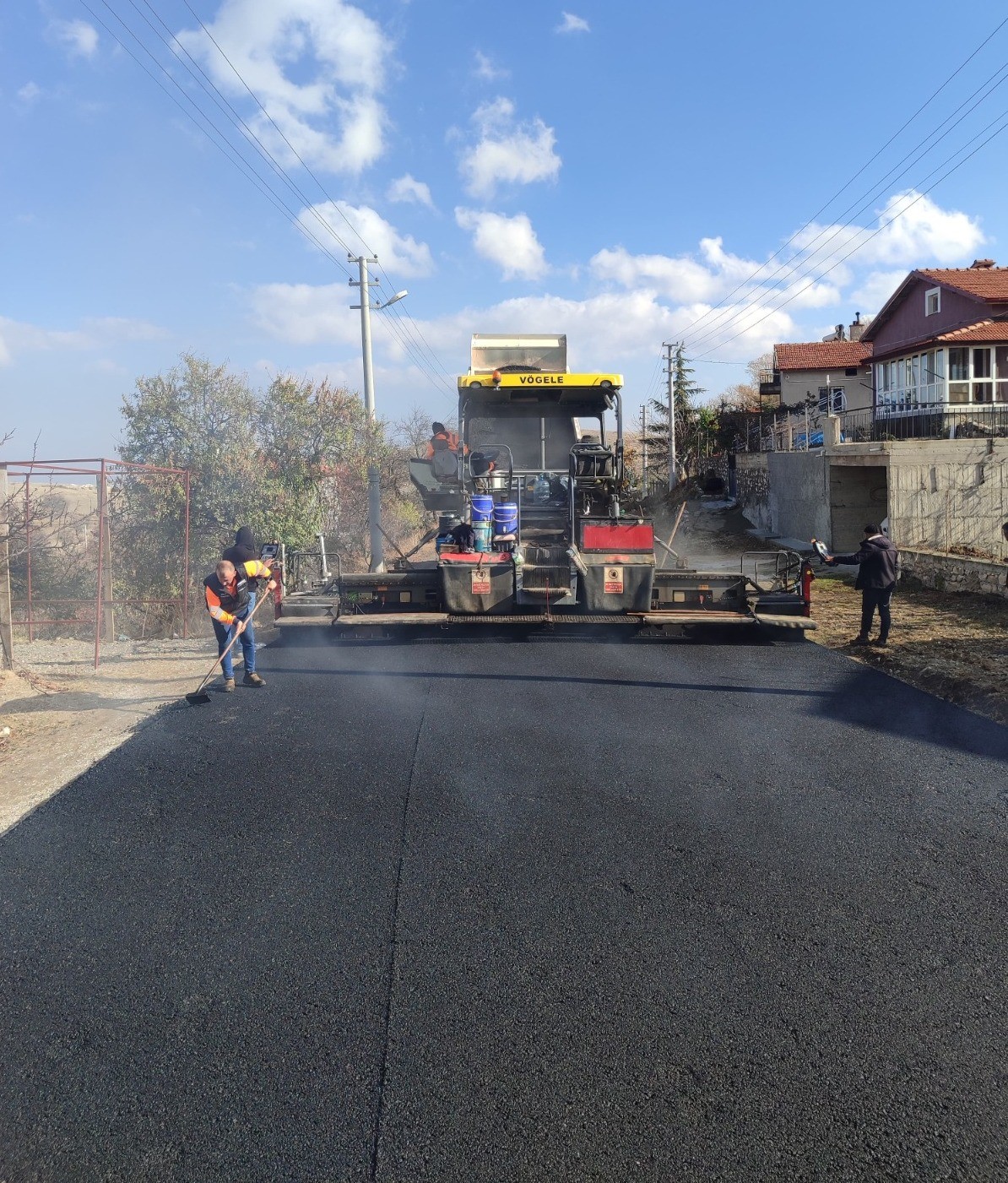 İl Özel İdaresi’nin başlattığı sıcak asfalt çalışmaları hızla devam ediyor.