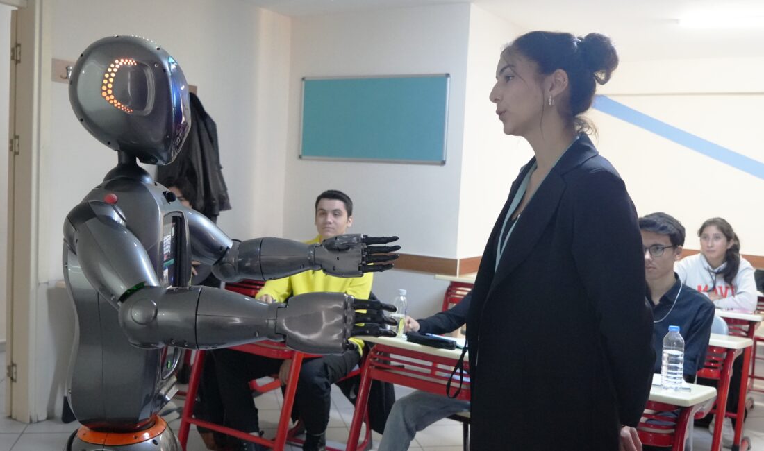 Balıkesir’de Yapay Zeka Destekli İlk Eğitim Robotu ‘Ada’ Derslerde Öğrencilere Yardımcı Oluyor