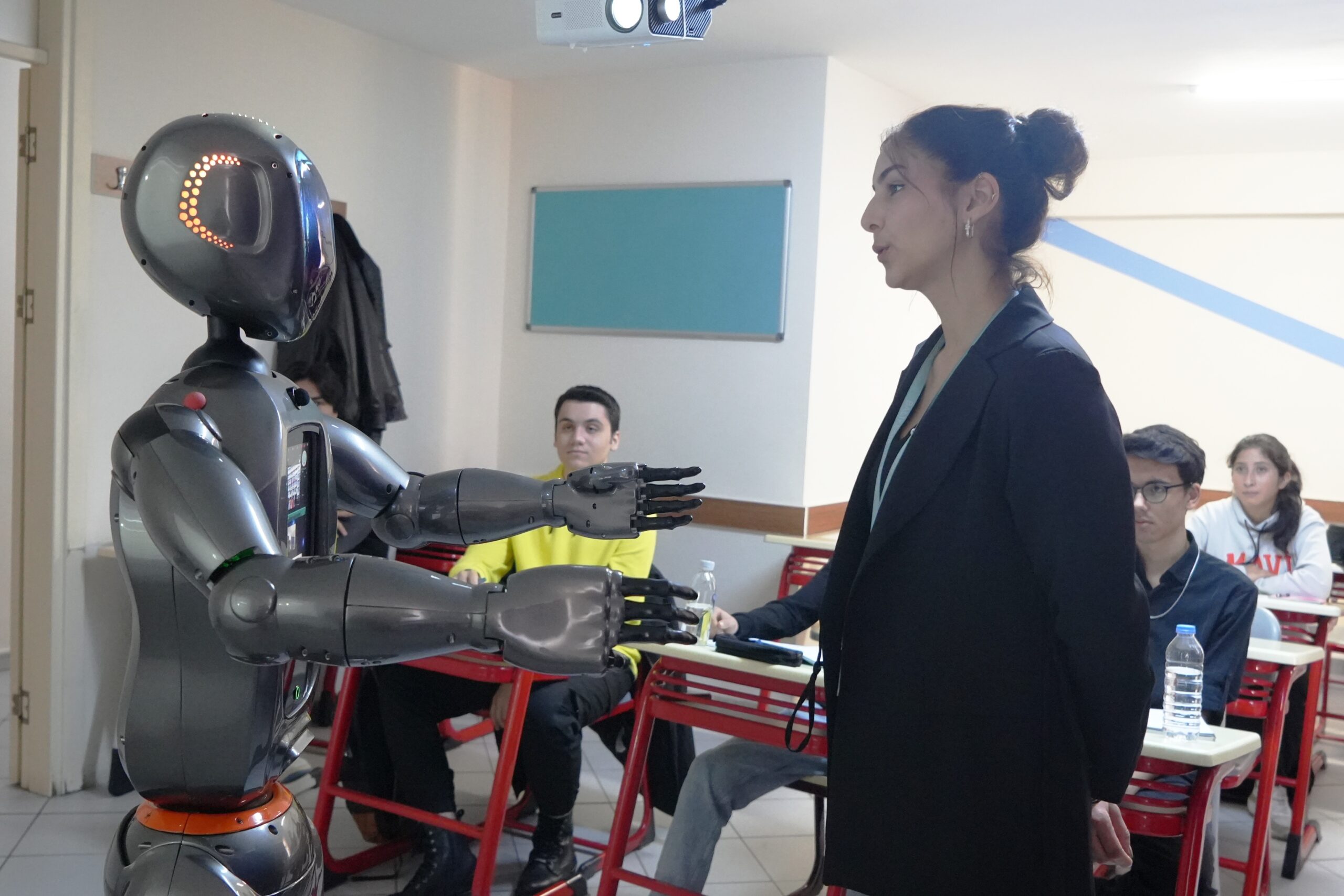 Balıkesir’de Yapay Zeka Destekli İlk Eğitim Robotu ‘Ada’ Derslerde Öğrencilere Yardımcı Oluyor