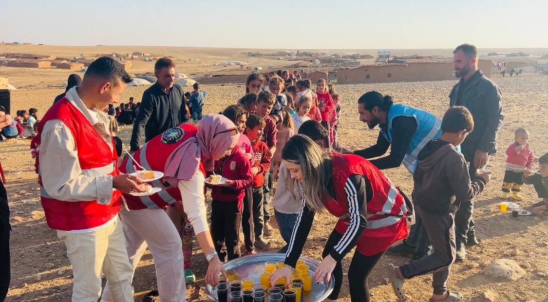 Elektrik ve suyun olmadığı bölgedeki öğrencilere öğretmenler ulaştı