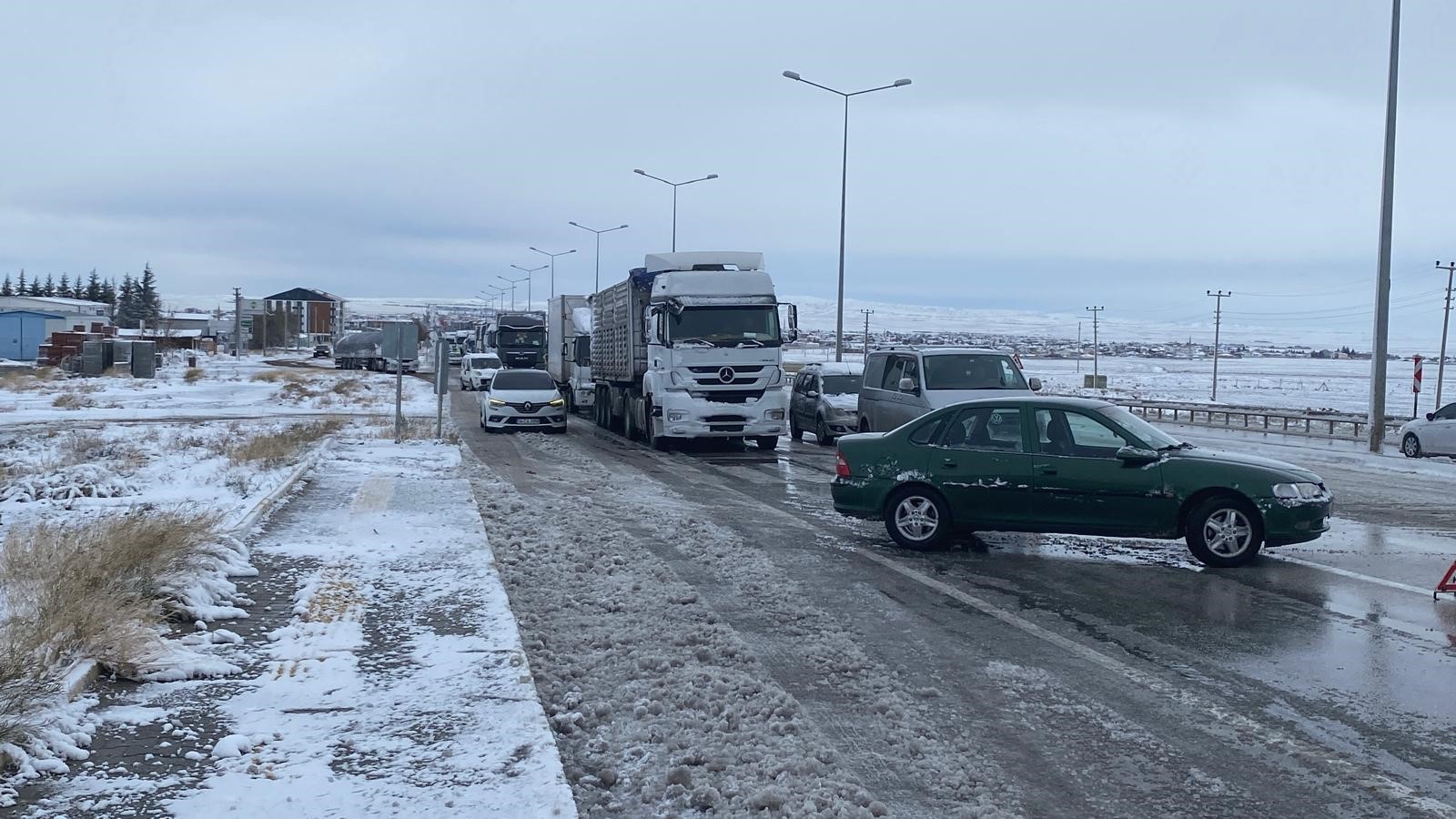 Afyonkarahisar ve Konya’da kar yağışı ve tipi ulaşımı etkiliyor…