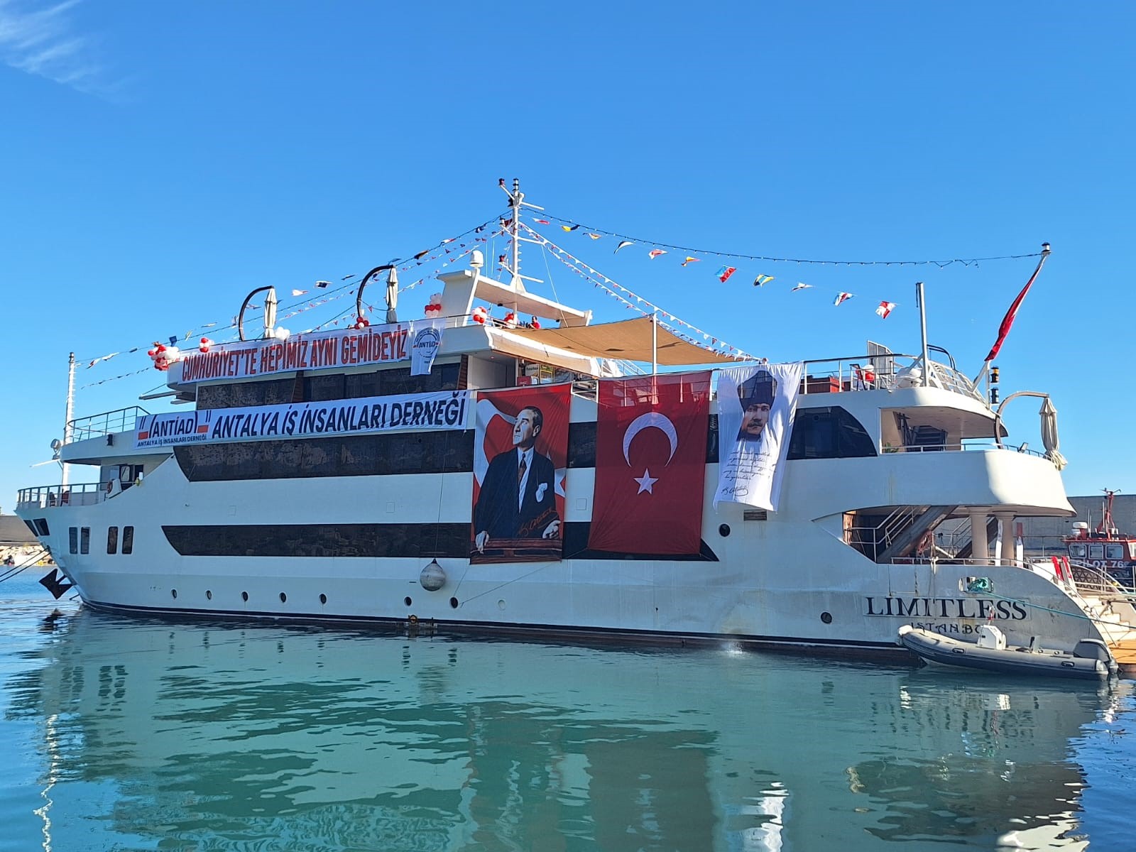 Antalya İş İnsanları Derneği,  Cumhuriyet’i gemide kutladı