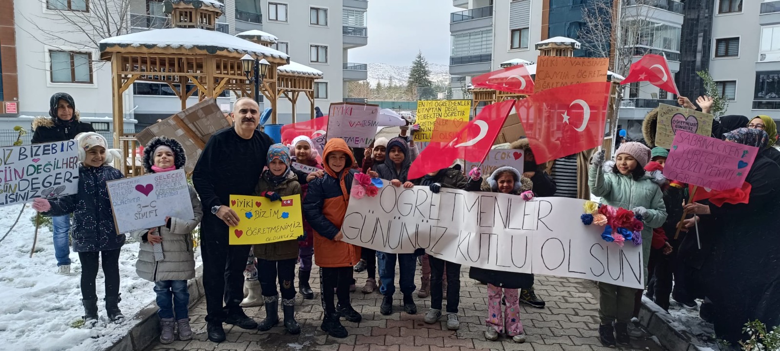 Minik kalpler, öğretmenlerine sürpriz yaptı