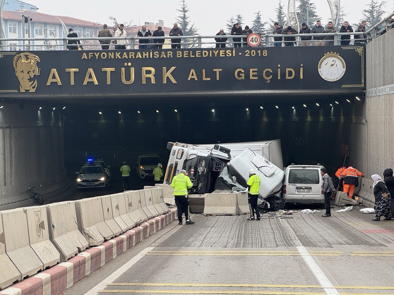 Afyonkarahisar’da altgeçitte devrilen kamyonun sürücüsü yaralandı