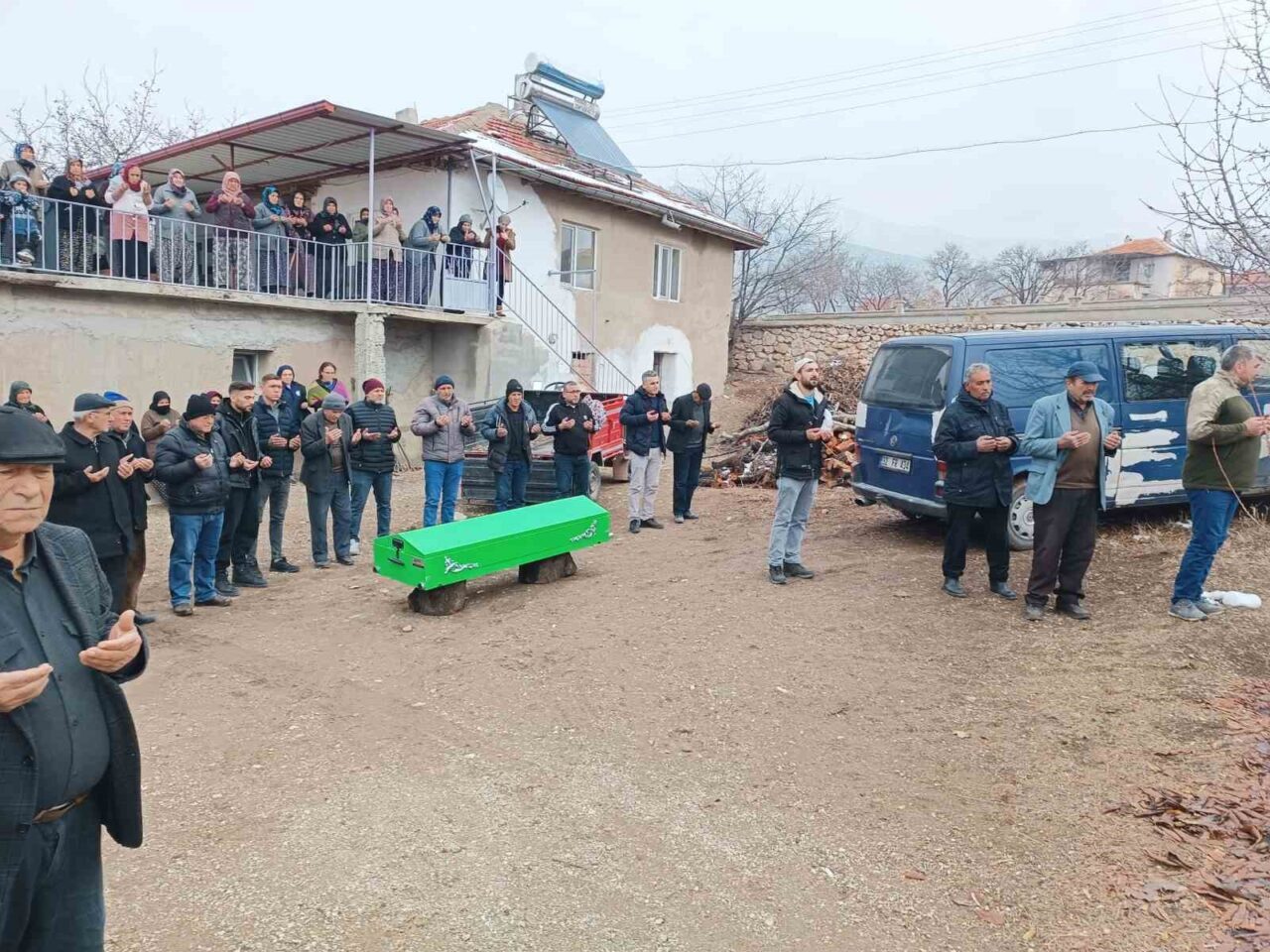 Denizli’de boş arazide bulunan yaşlı kadının kemikleri toprağa verildi!