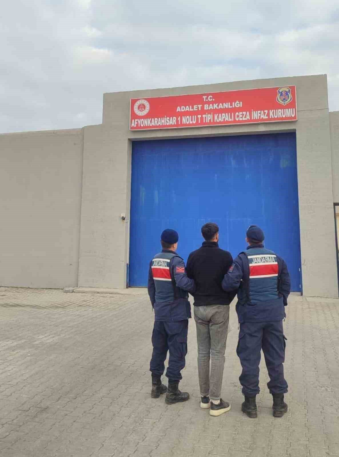 Dolandırıcılık suçundan aranan şahsı jandarma yakaladı