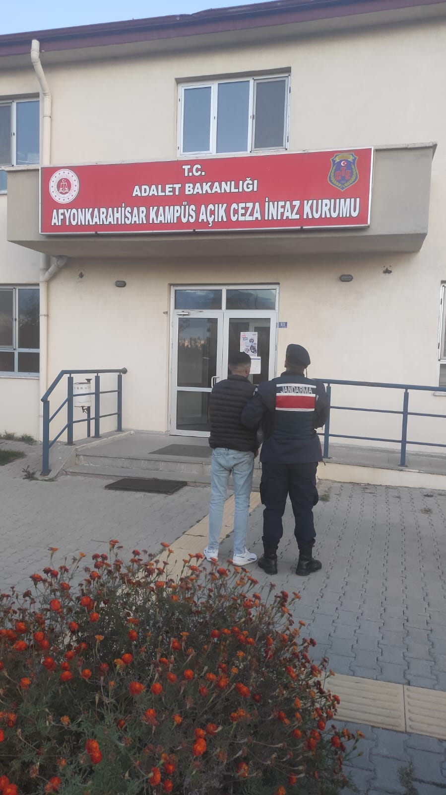 Cebir, Tehdit ve Hürriyetten yoksun Kılma Suçlarından aranan şahıs yakalandı.