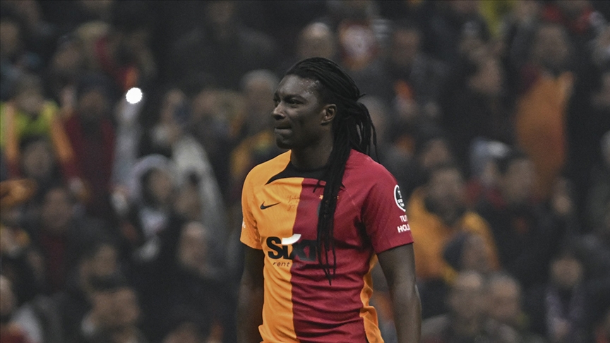 Fransız santrfor Bafetimbi Gomis futbolu bıraktı