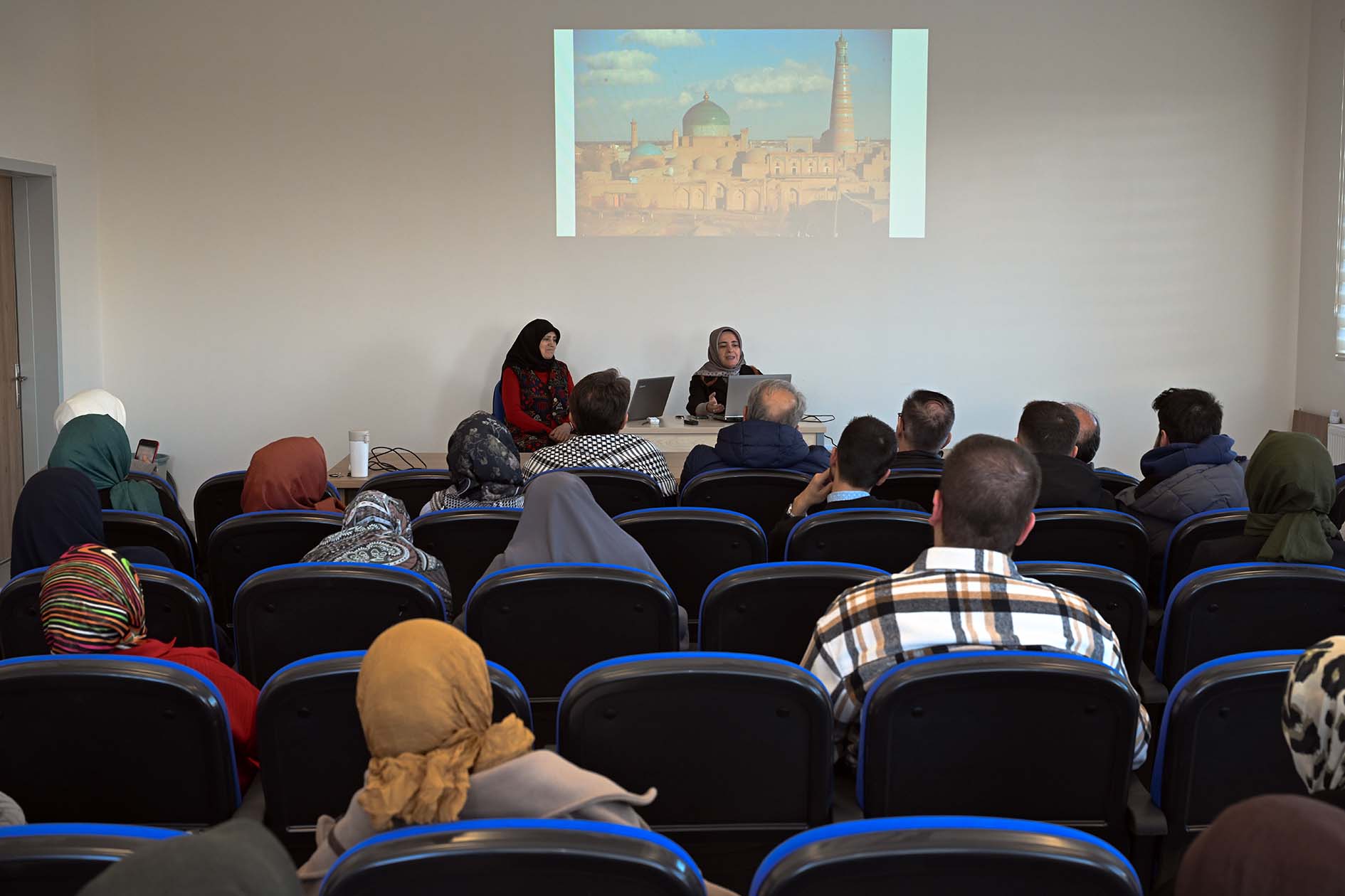 İlahiyat Fakültesinde  “Özbekistan’da Sanat” Konferansı