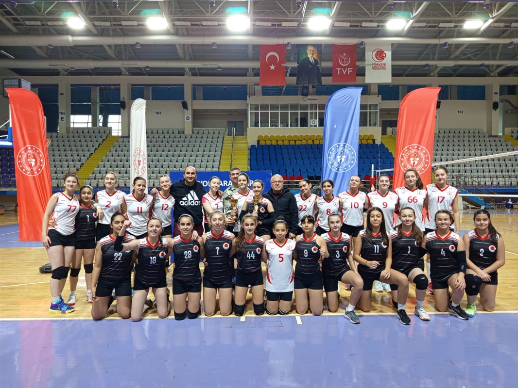 Voleybol kızlarda final heyecanı yaşandı