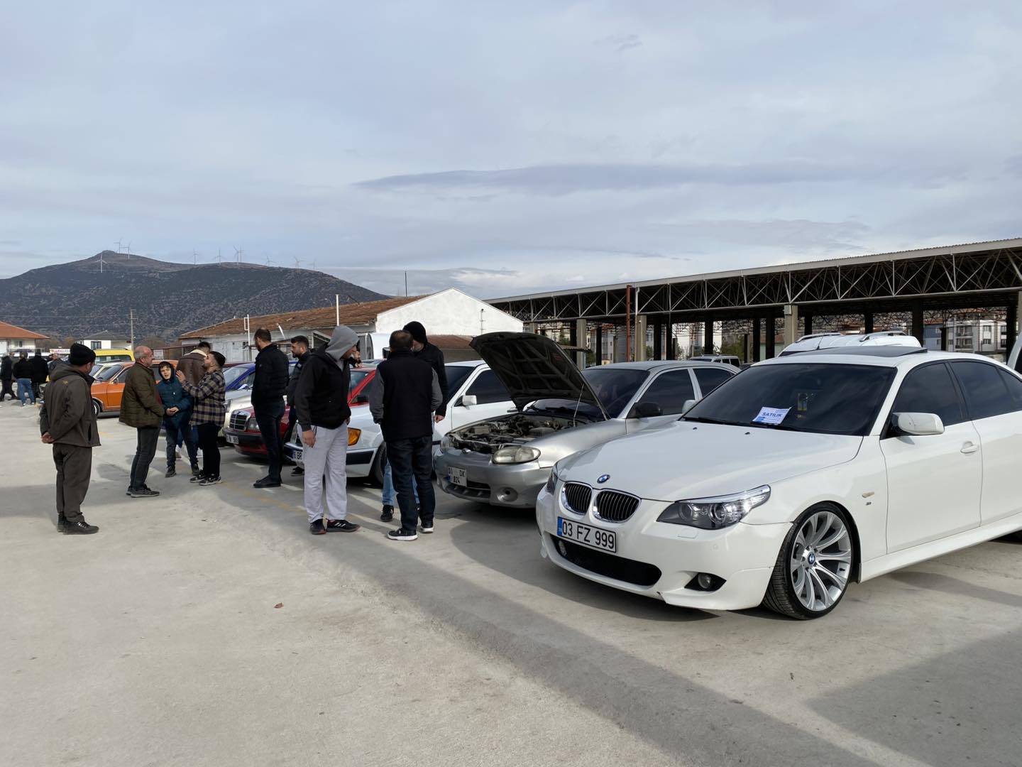 Dinar açık oto pazarı büyük ilgi gördü