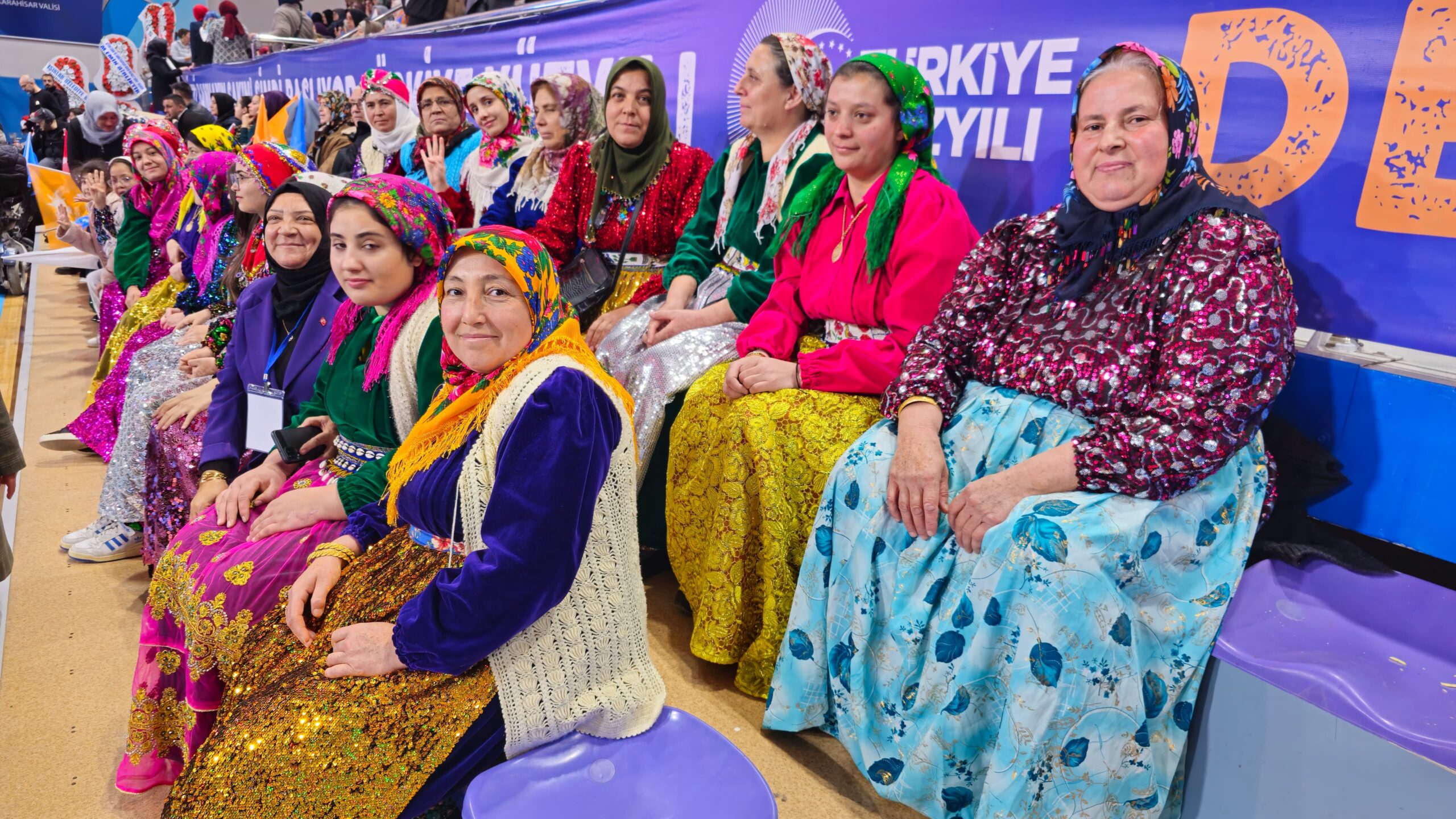 Yöresel kıyafetli kadınlar, kongreye renk kattı