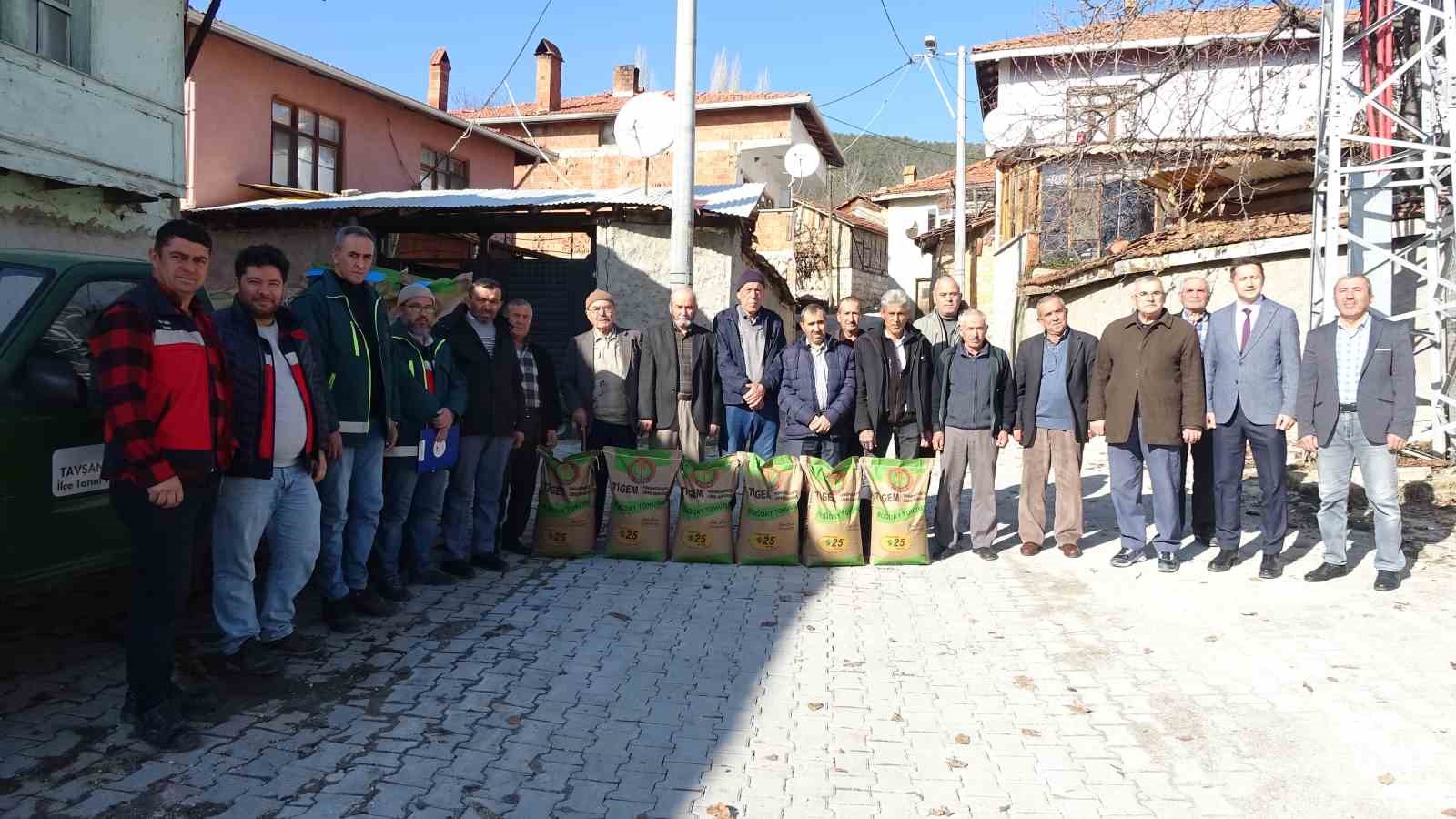 Tavşanlı’da çiftçilere buğday tohumu dağıtıldı