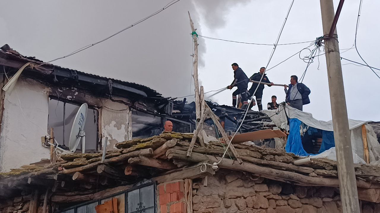 Afyonkarahisar’da iki katlı ahşap evde çıkan yangın söndürüldü