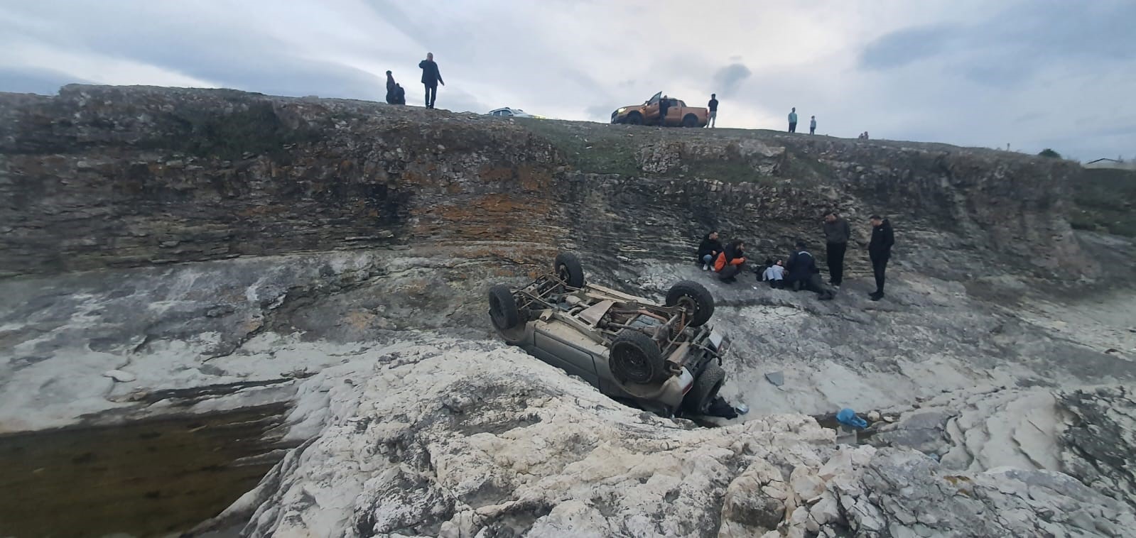 Kocaeli’de Otomobil Kayalıklardan Uçtu, Sürücü Yaralandı