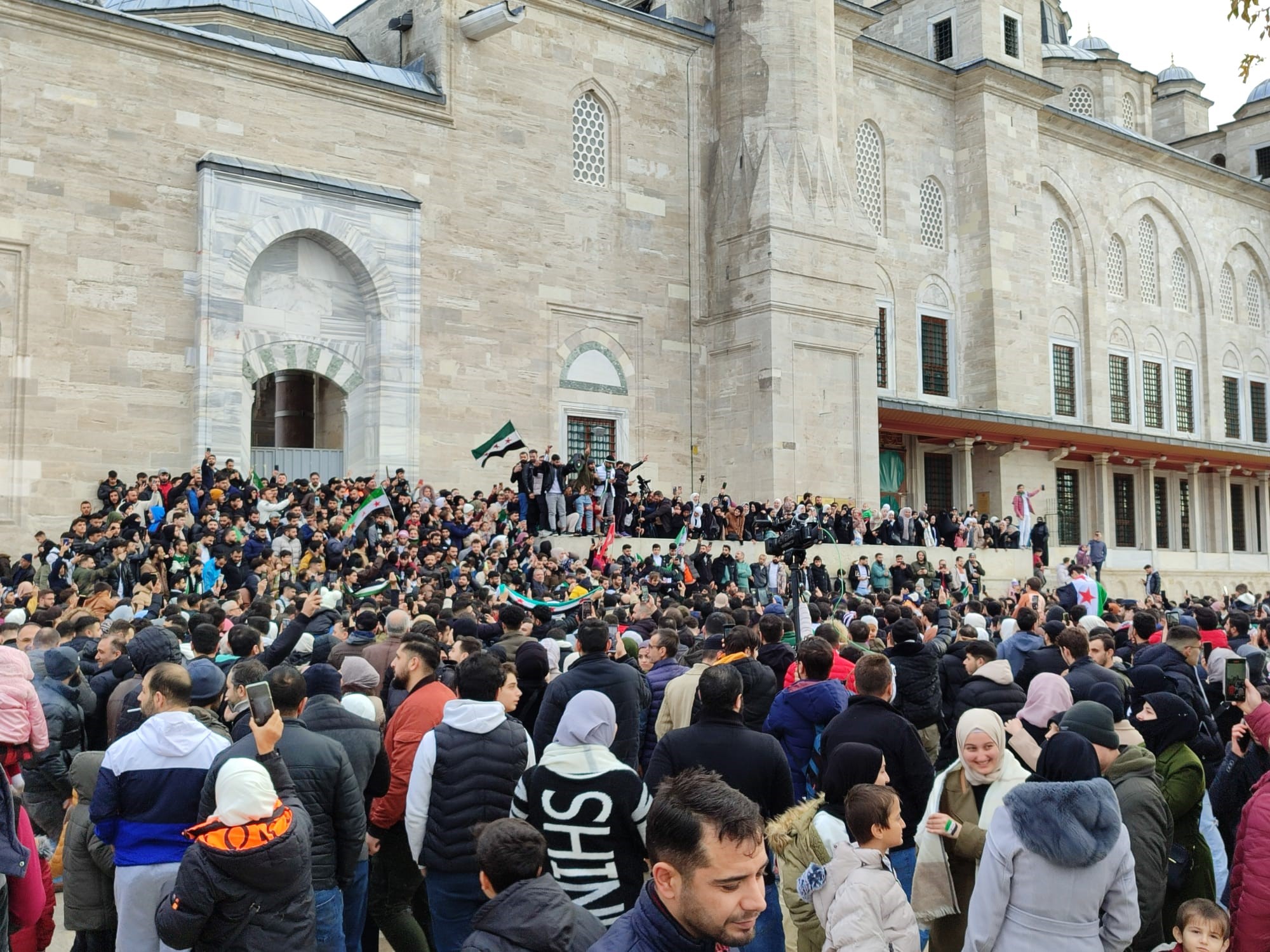 Fatih Camii’nde toplanan Suriyeliler, Esad rejiminin devrilmesini kutluyor