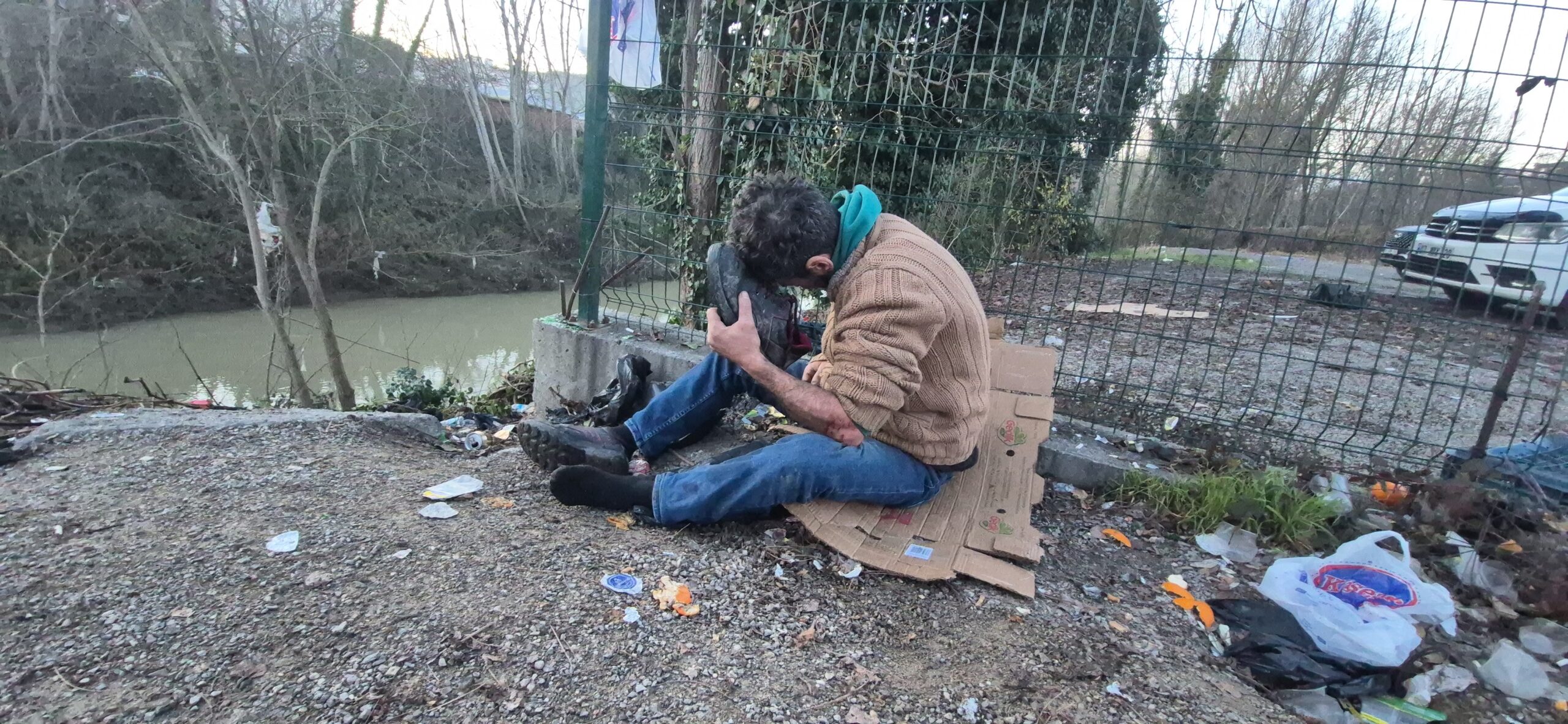 Bir ay önce çakmağı telefon sanarak konuşan şahıs, bu kez de ayakkabısını telefon zannetti