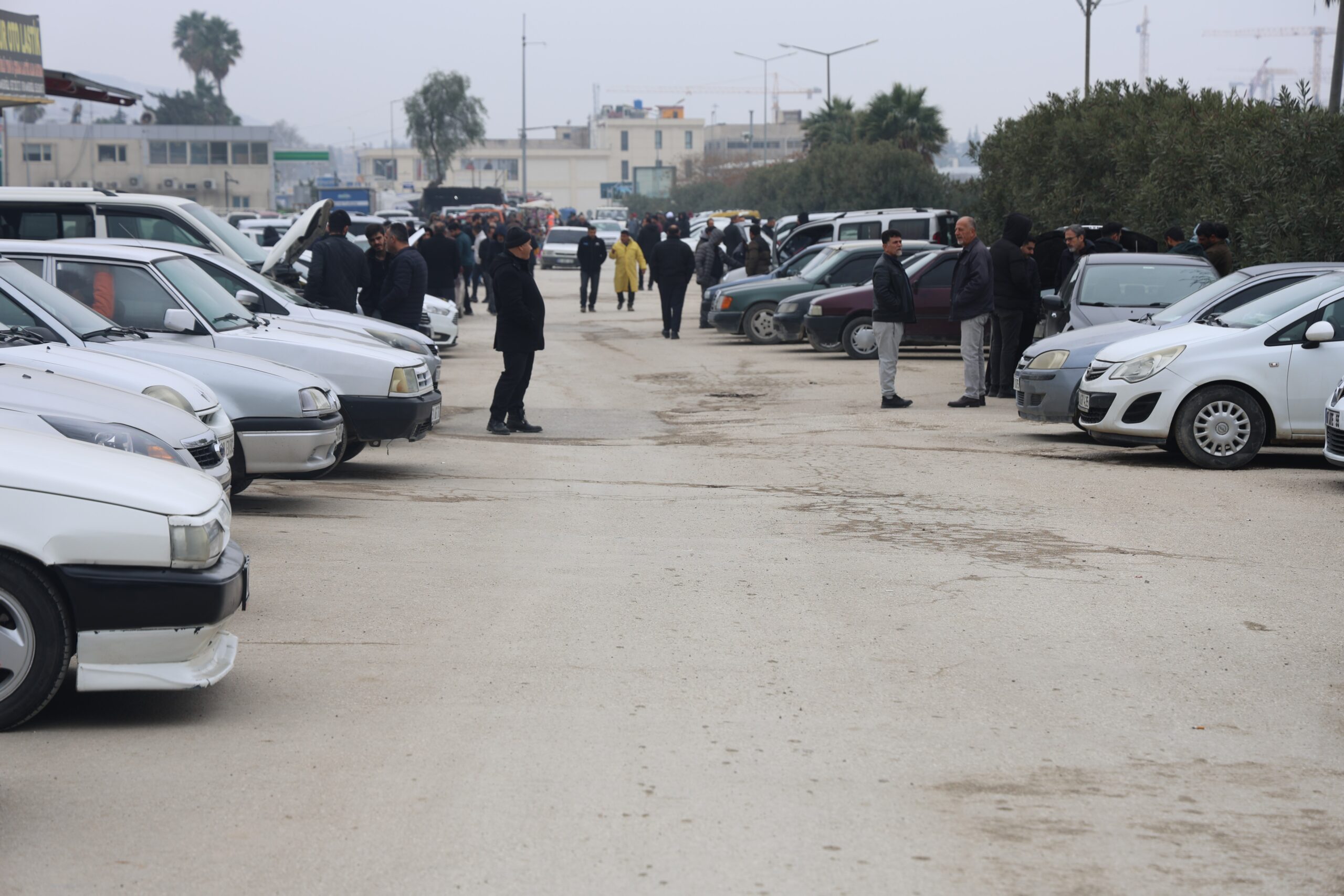 Ülkelerine dönmek isteyen Suriyeliler, araçlarını satmak için araba pazarına akın etti