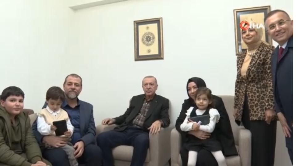 Cumhurbaşkanı Erdoğan, Gaziantep’te depremzede aileye misafir oldu