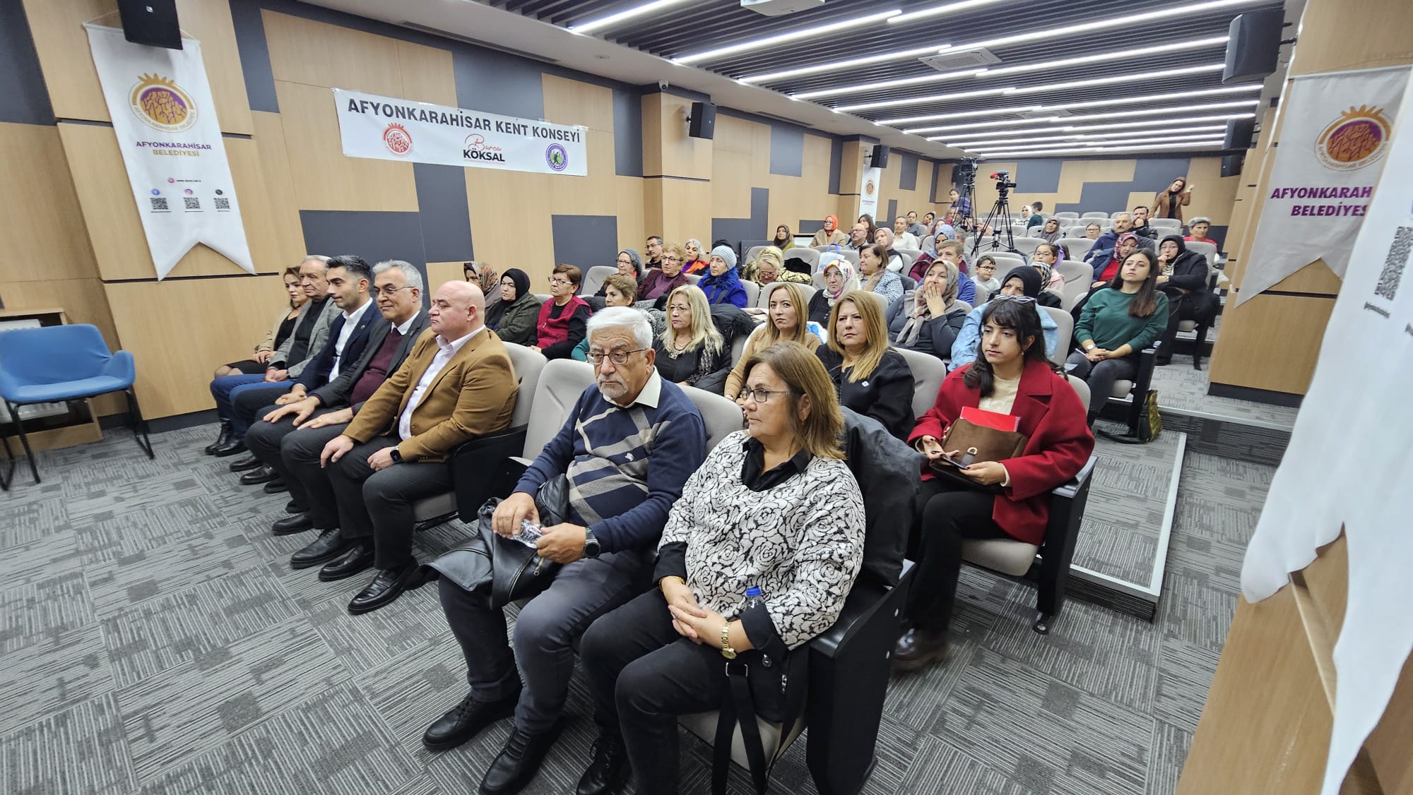 Usta sanatçı Fikret Güzeldemir, kulakların pasını sildi