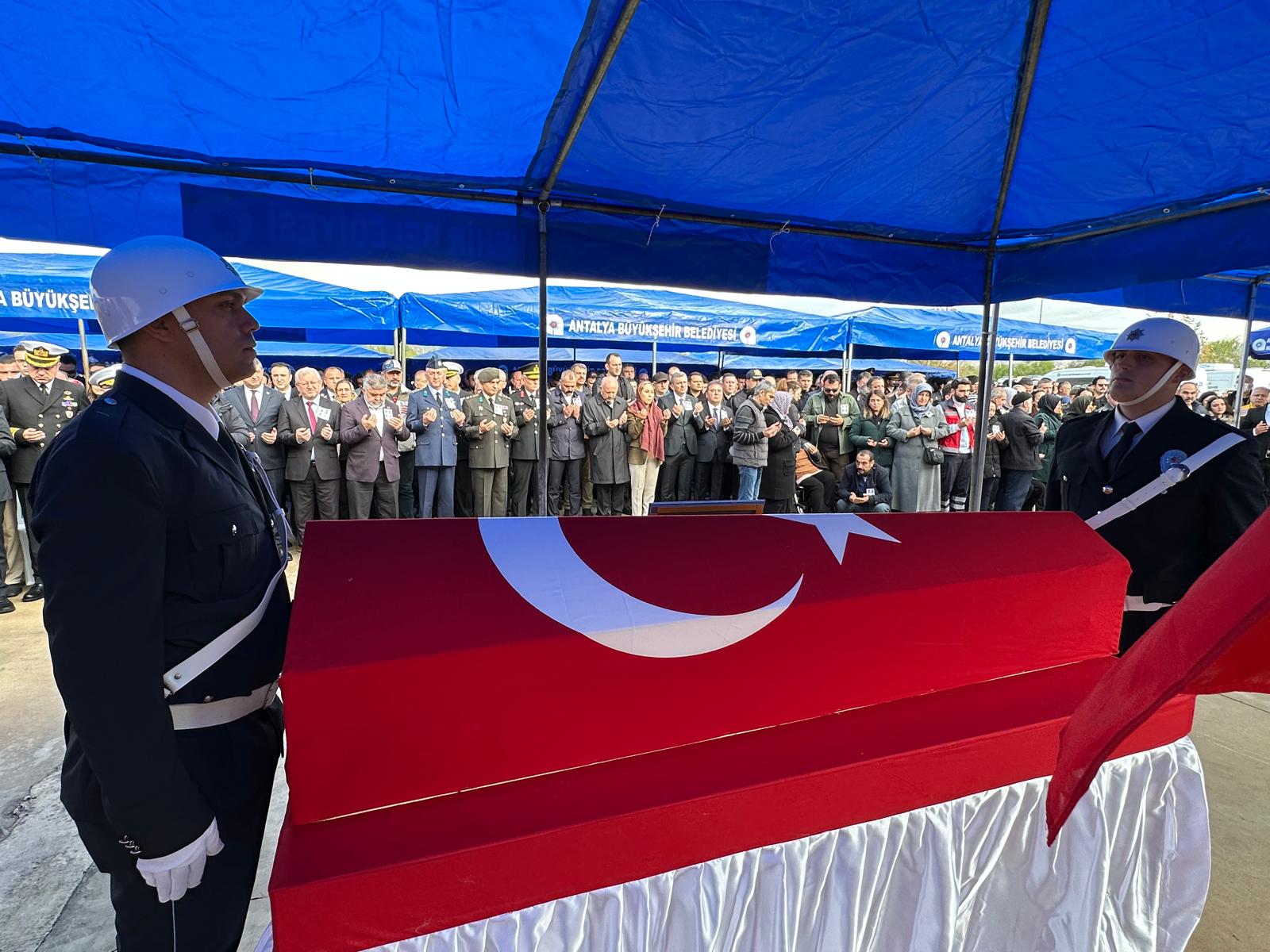 Helikopter kazasında ölenler için Antalya’da tören