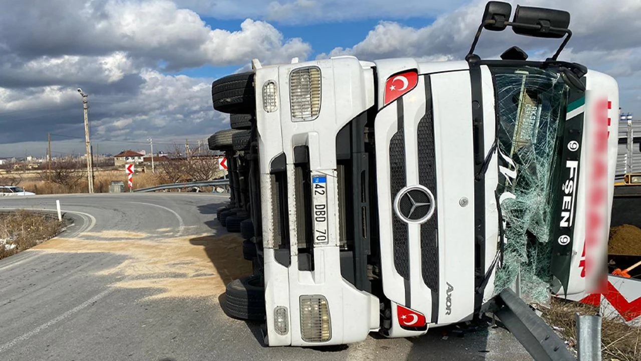 Afyonkarahisar’da Tır Bariyerlere Devrildi