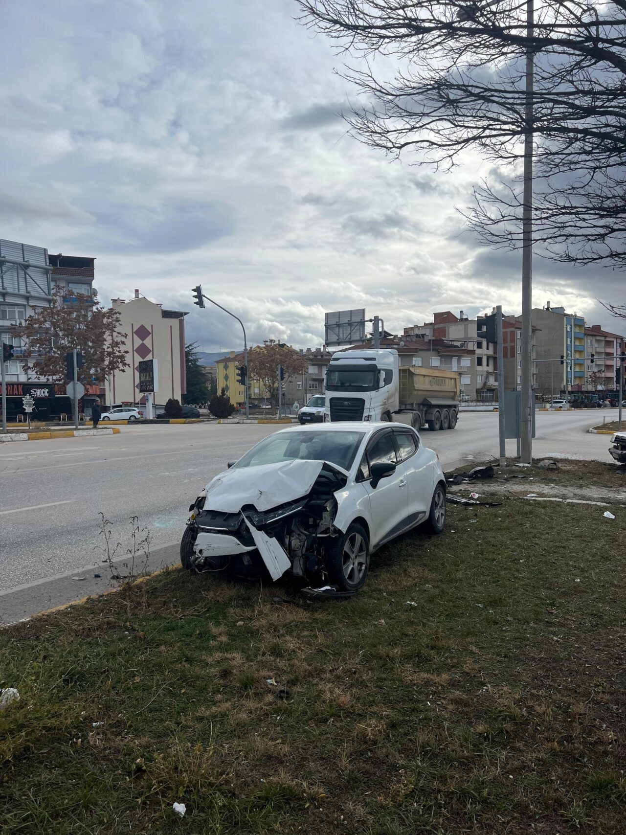 Afyonkarahisar’da 2 otomobilin çarpıştığı kazada 3 kişi yaralandı