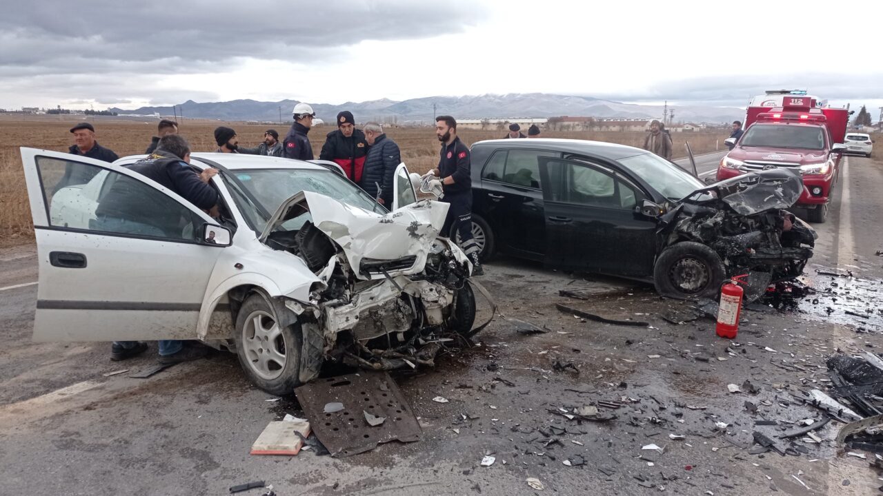 Afyonkarahisar’da iki otomobil çarpıştı, 2 kişi öldü, 3 kişi yaralandı