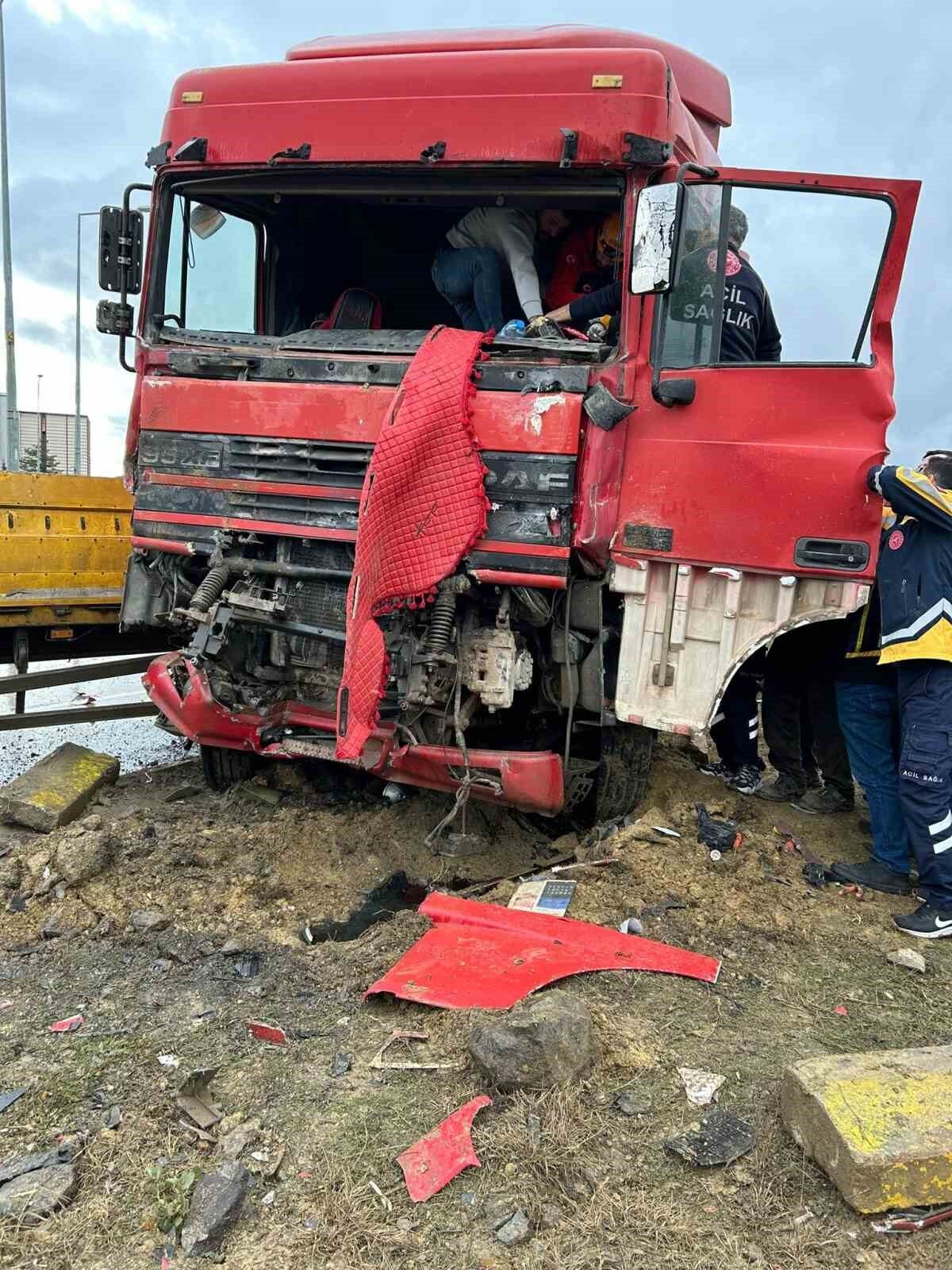 Afyonkarahisar’da tır ile kamyon çarpıştı: 1 ölü, 1 yaralı