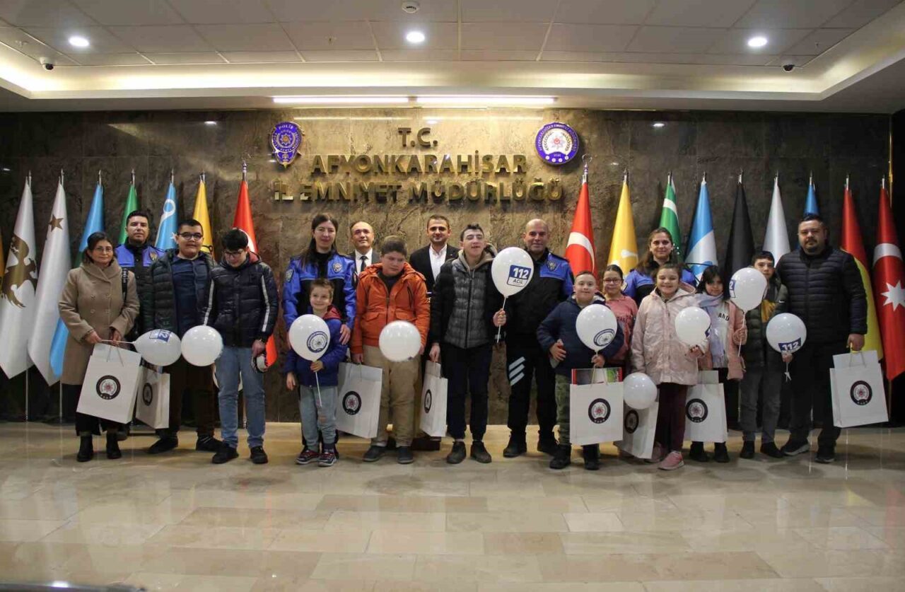 Afyonkarahisar İl Emniyet Müdürü Mahmut Ay, özel öğrencilerle bir araya geldi