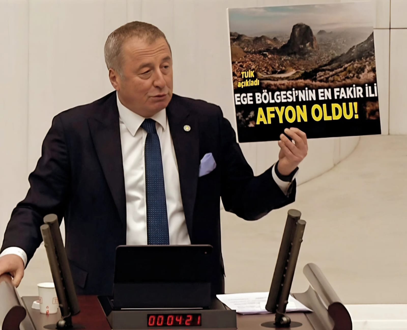 “AFYONKARAHİSAR’I FAKİRLİĞE MAHKUM ETTİNİZ!”