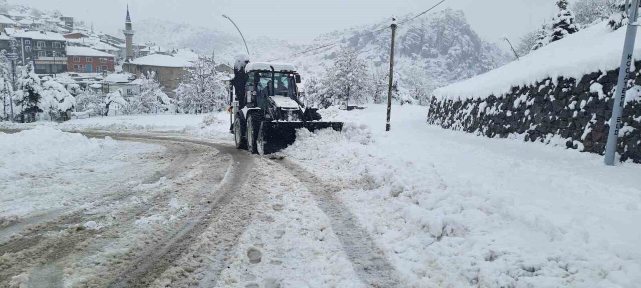 Kar kalınlığının yarım metreyi bulduğu bölgelerde mücadele sürüyor