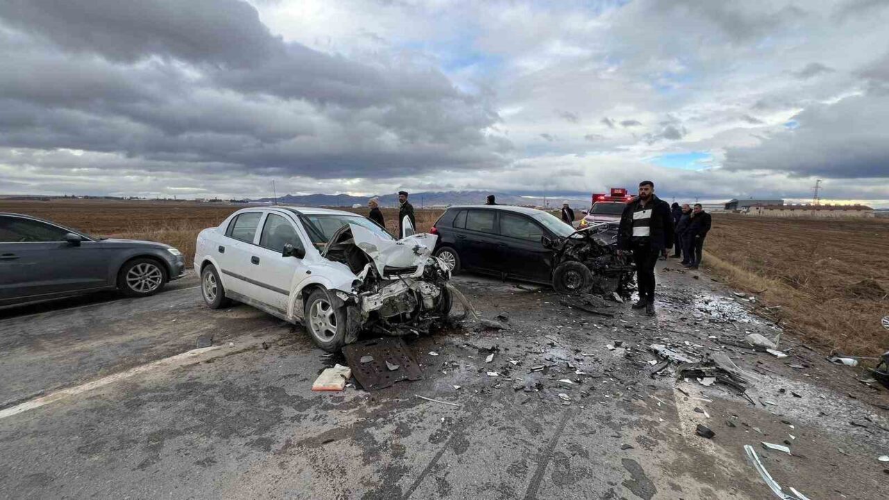 Otomobillerin kafa kafaya çarpıştığı kazada yaşlı çift hayatını kaybetti