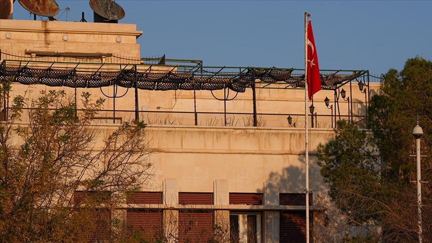 Türkiye’nin Şam Büyükelçiliğine gelen Suriyeli: “Türk vatandaşlığına başvuracağım”