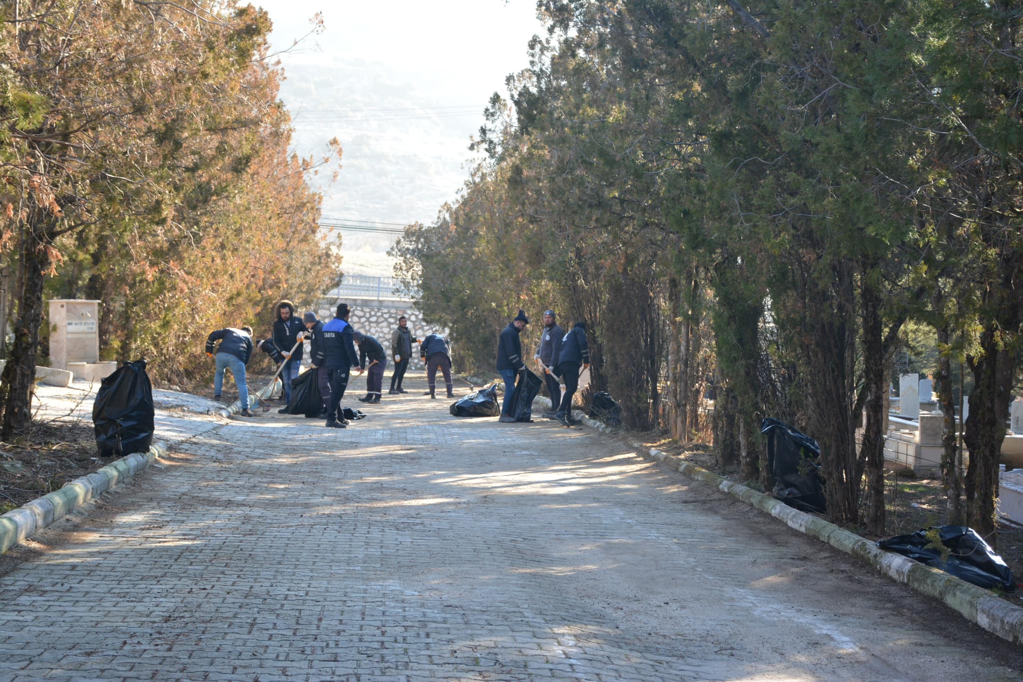 Asri mezarlıkta kapsamlı temizlik çalışması