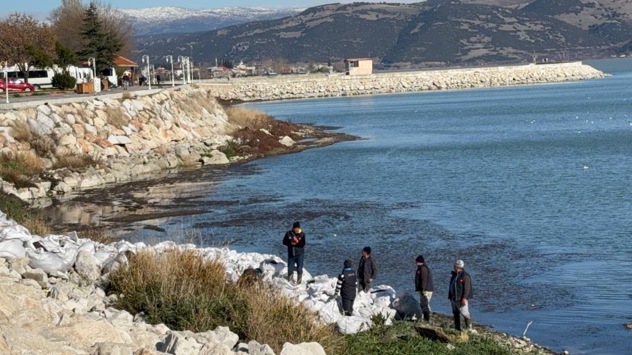 Eğirdir Gölü’nde temizlik çalışması