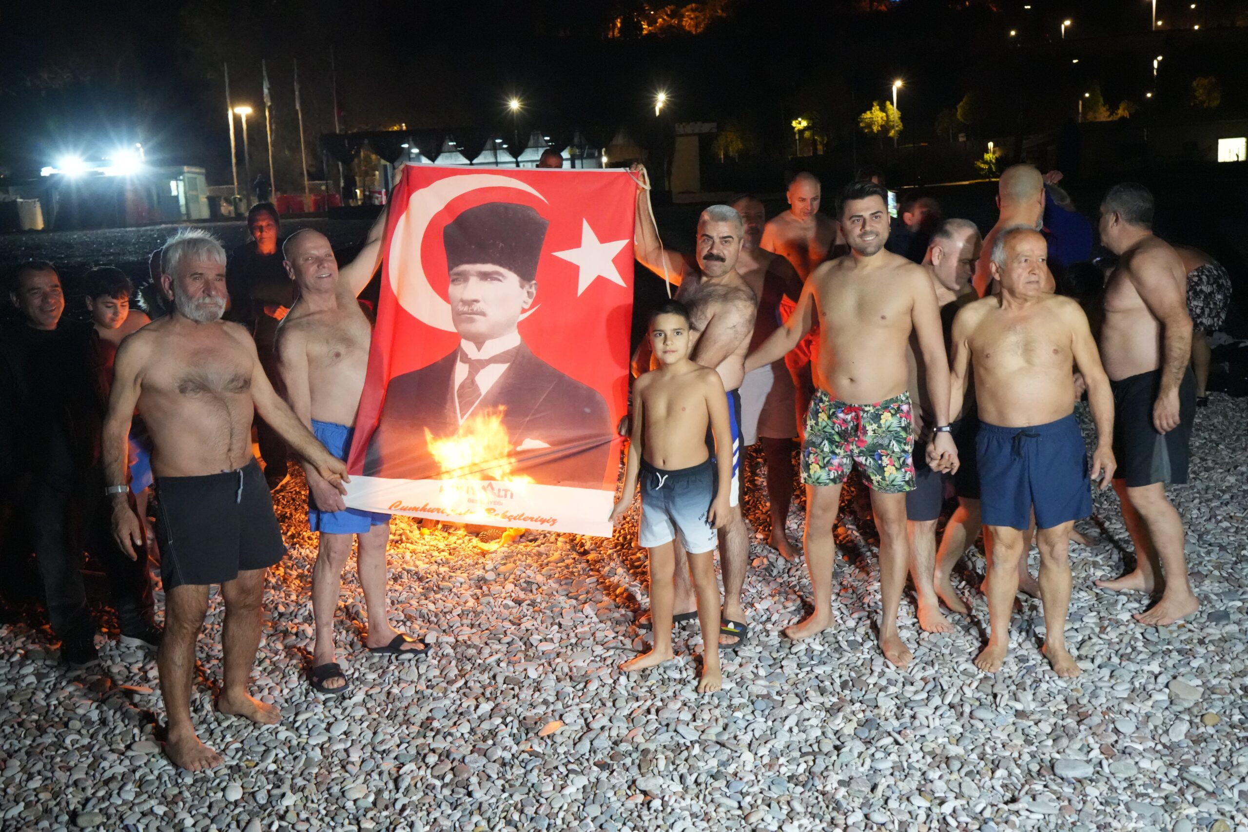 Gelenek bozulmadı. Yeni yılı denizde karşıladılar