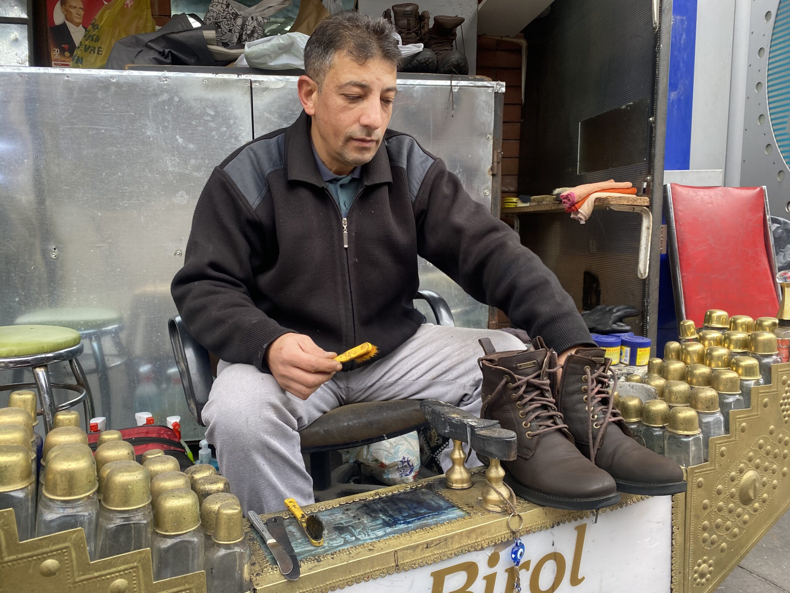 “Ayakkabı Boyacısının Randevu Uygulaması, Dikkatleri Üzerine Çekiyor!”