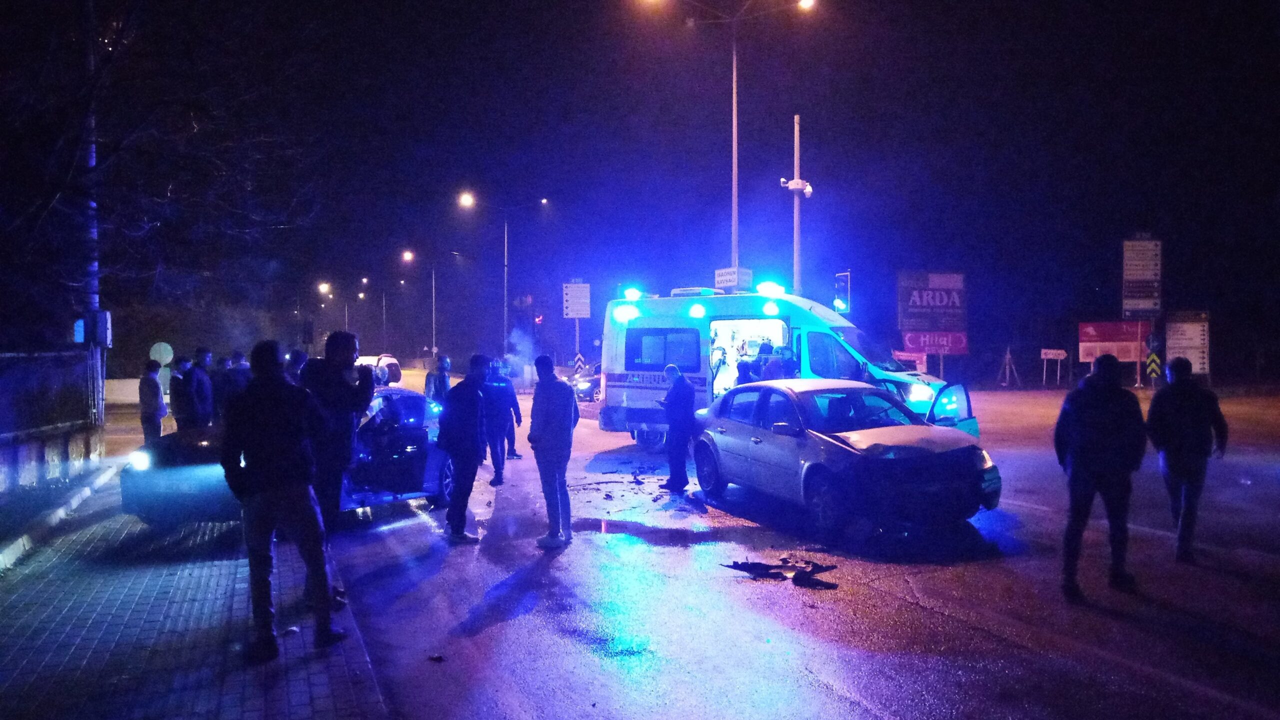 Ambulansa Yol Vermek İsterken İki Araç Çarpıştı: 4 Yaralı