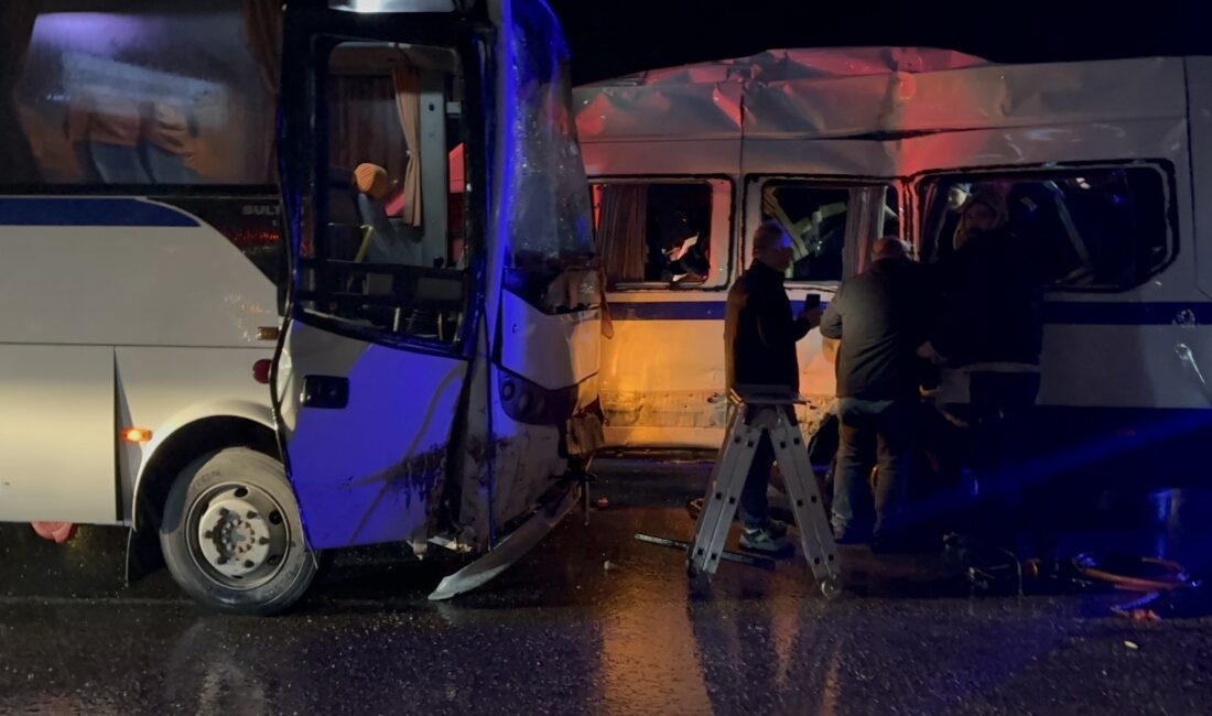 Manisa Akhisar’da İşçi Servisleri Çarpıştı: 35 Yaralı