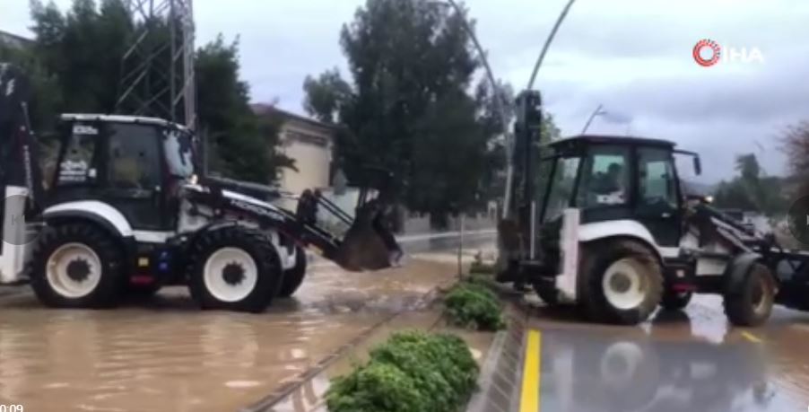 Datça’da sağanak yağış etkili oldu, karayolu göle döndü