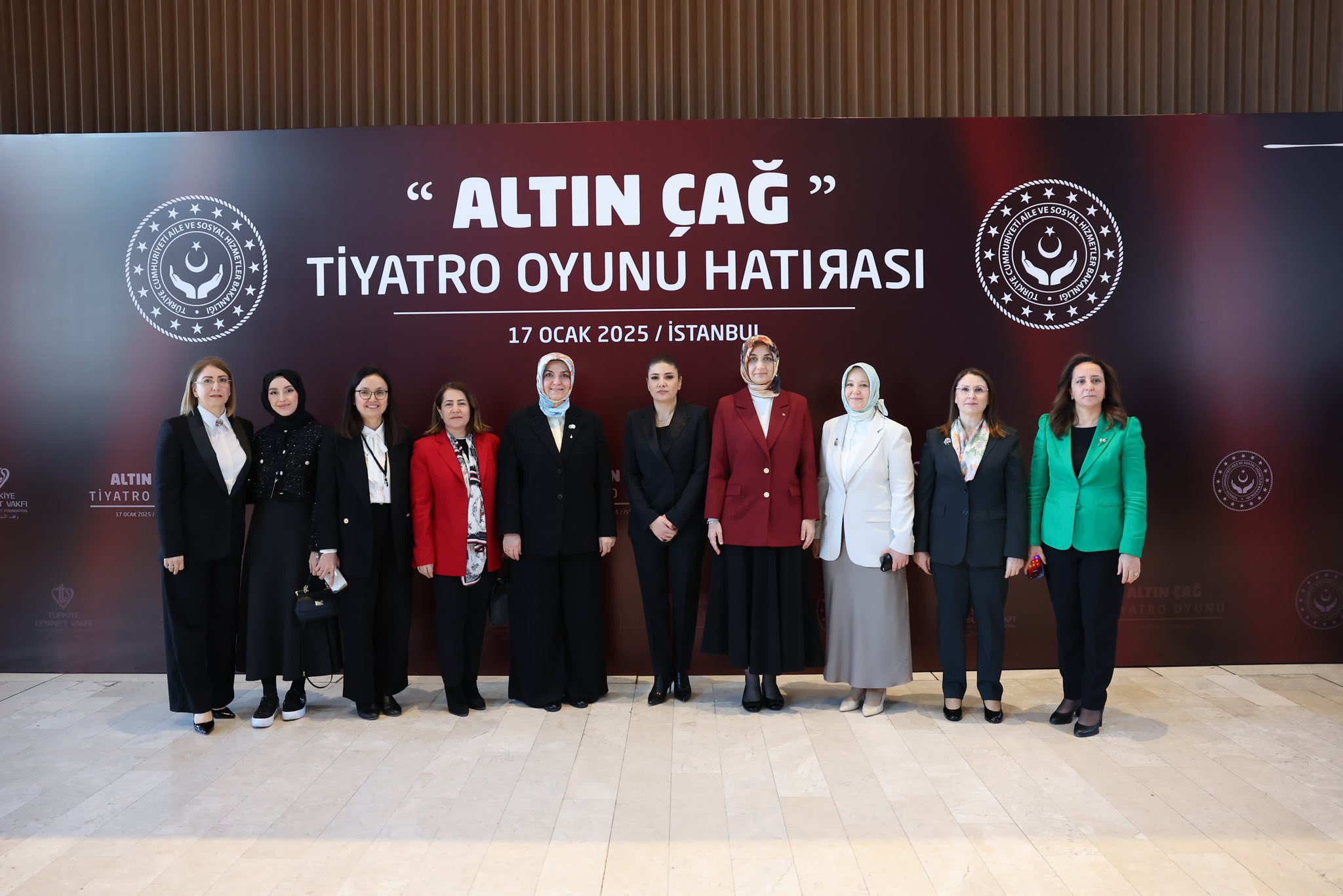 “Altın Çağ” Tiyatro Gösterisi Büyük İlgi Gördü