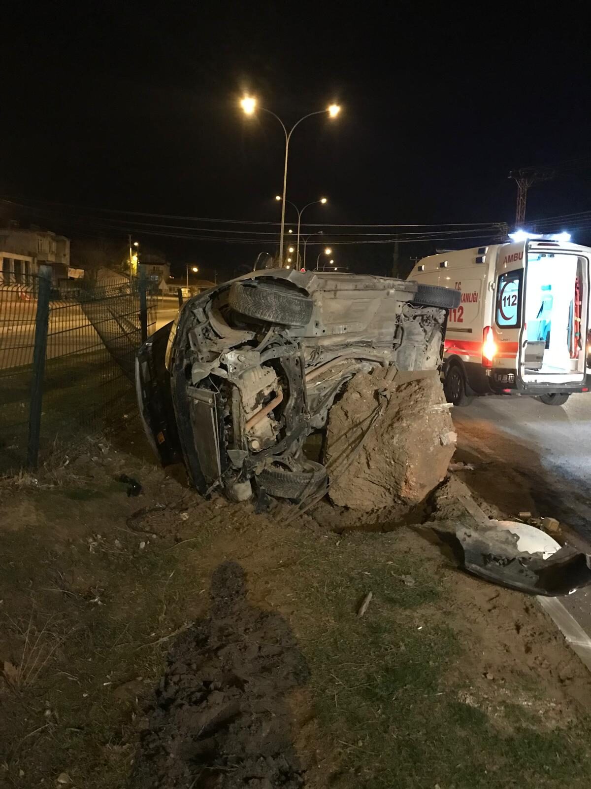 Afyonkarahisar’da aydınlatma direğine çarpan otomobildeki 4 kişi yaralandı