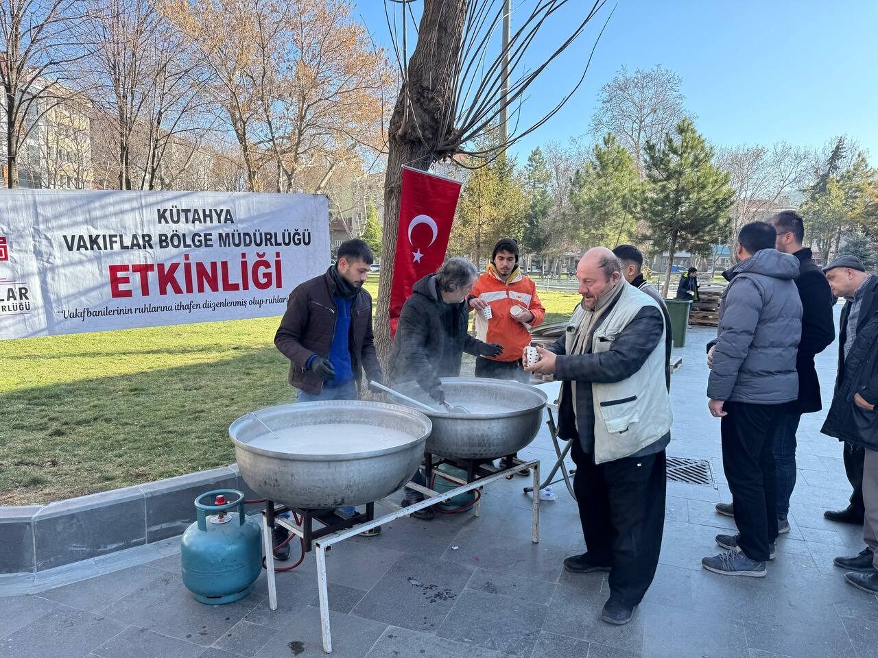 Afyonkarahisar’da vatandaşlara salep ikramı yapıldı