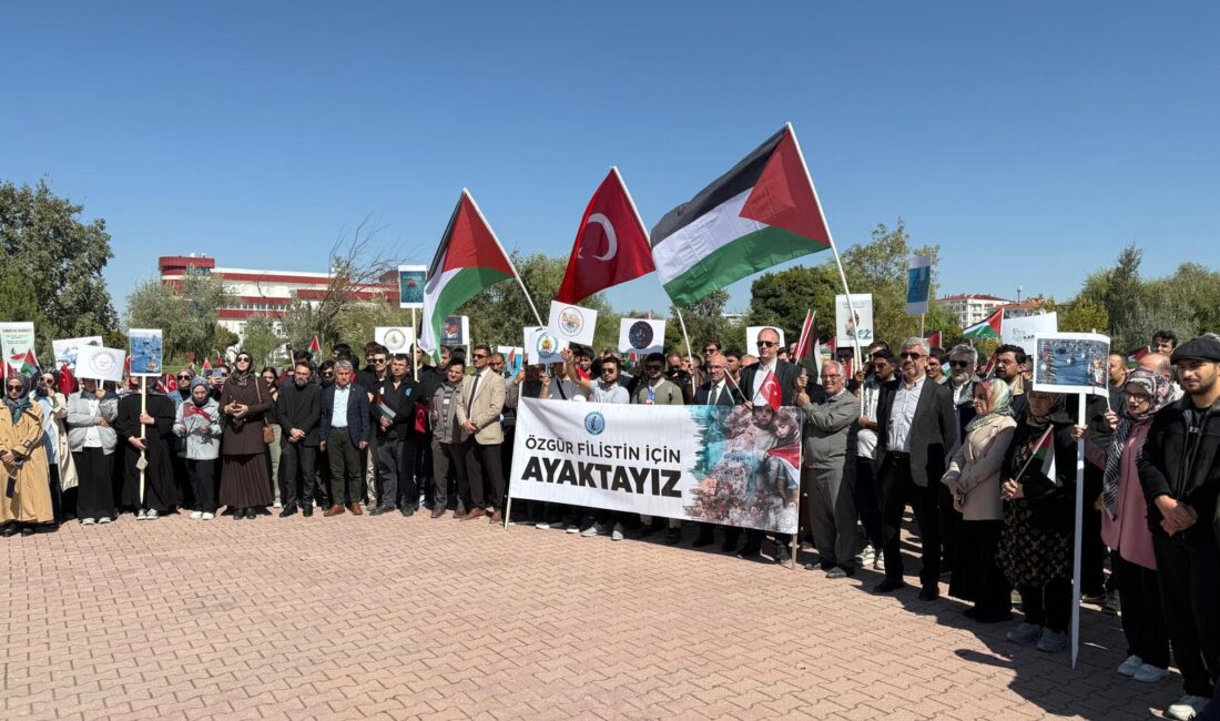 Afyon Kocatepe Üniversitesi (AKÜ) akademik ve idari personeli ile öğrencileri,