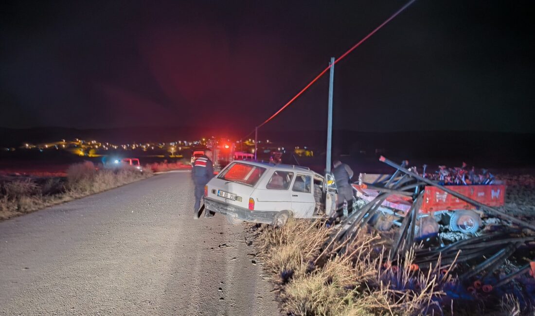 Afyonkarahisar’da otomobilin, plastik su borusu yüklü traktöre arkadan çarptı.  Kazada