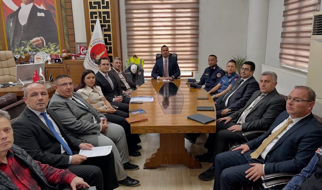 Sinanpaşa Kaymakamı Emrah Aslan başkanlığında, Sinanpaşa Belediye Başkanı Tolga Yıldırım