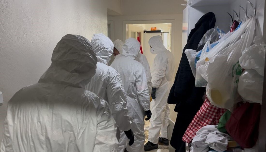 Bursa Nilüfer’de bir apartmanın en üst katından yayılan yoğun koku,