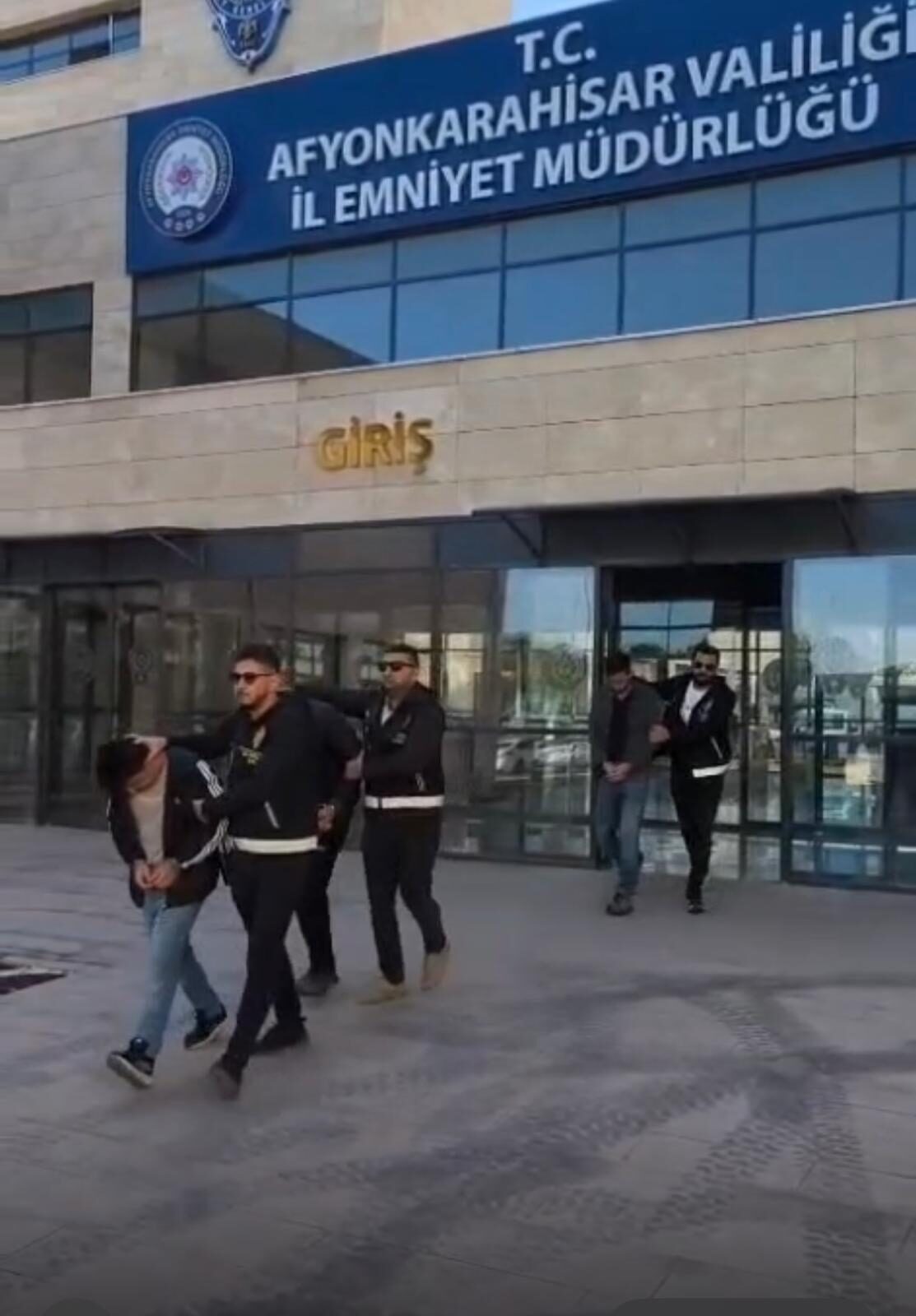 AFYONKARAHİSAR (AA) – Afyonkarahisar'da dolandırıcılık operasyonunda gözaltına alınan 4 zanlıdan